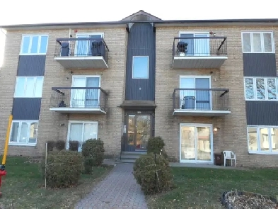 Multi-plex à vendre Image# 1