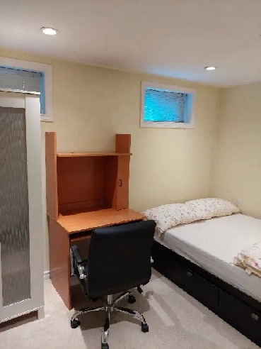 Room for Rent in Mississauga ( QEW & Southdown Rd.)