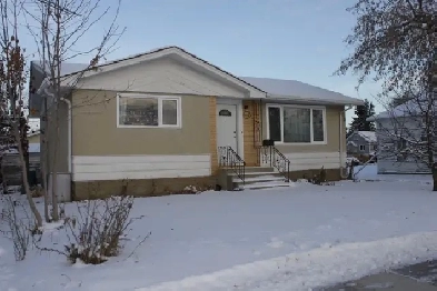 Drive a little...save a lot.  Well kept Bungalow in Mundare Image# 3