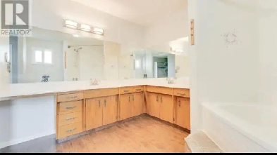 looking for a male roommate