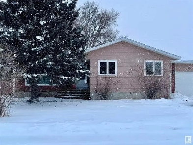 Prime Location Property in Vegreville. Image# 1