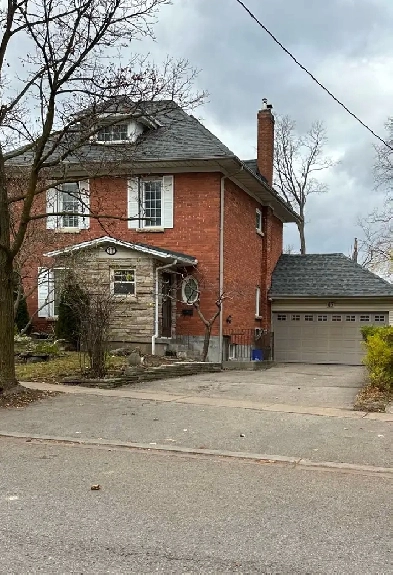 3storey 3bdrm Richmond Hill Heritage Home YongeMajor Mac image