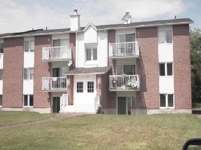 Bromont à louer  4 ½ spacieux  pour le 15 Jan.  Pres du Ski Image# 1