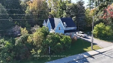 Located in Ottawa - It's a 5 Bdrm 4 Bth Image# 1