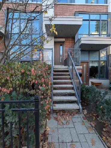 Private Room (w/ ensuite) in Downtown Toronto TH Image# 6