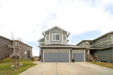 6 Bedrooms with Walkout Basement in Carstairs Image# 1