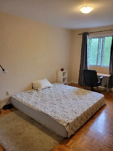 Colocation - Grande chambre meublée à louer dans un grand 3 1/2 Image# 1