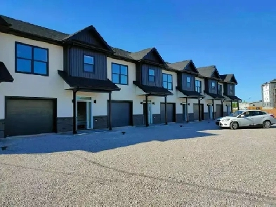 3 bedroom townhouse for rent in Stratford Image# 2