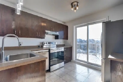 Wow! Superbe 2 cac et lumière naturelle! Parking!