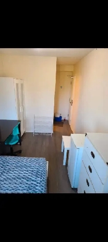 Bedroom with a private washroom. The Village at York University. Image# 1