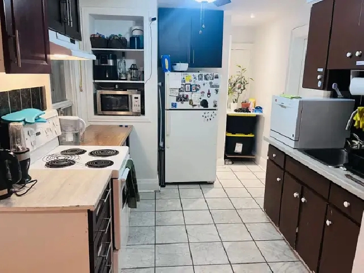 Bright 2 Bedrooms 1 Bath Main Floor Apartment in City of Toronto,ON - Apartments & Condos for Rent