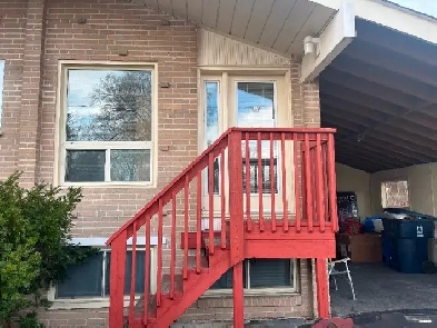 BACHELOR APARTMENT 2ND FL -50m TO PLAZA/BUS STEELES AND BATHURST Image# 1