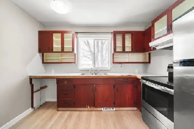 3 Bedroom House with Garage in River Heights for Rent! Image# 1