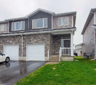 Rent 3 Bedrooms 2.5 Bath, Luxury Upper Level Unit In Kingston Image# 1