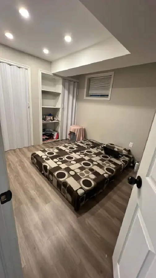Sharing room for a girl in City of Toronto,ON - Room Rentals & Roommates