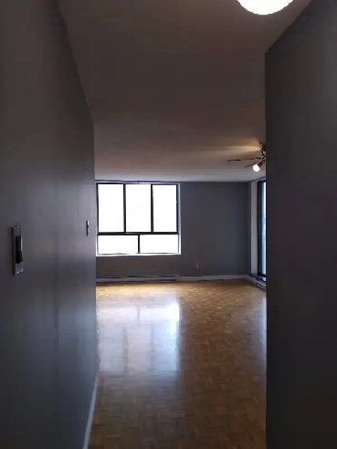 Large 2 Bedroom aptmt-950 sf - 475 Laurier Ave West Image# 1