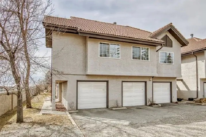 CHRISTIE PARK / SIGNALL HILL, CALGARY BUNGALLO STYLE TOWNHOUSE in Calgary,AB - Apartments & Condos for Rent
