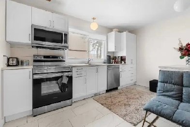 End Unit townhome in Ottawa South next to greenspace Image# 1