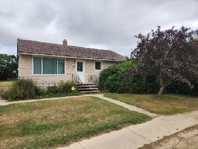 2 bedroom   den / 2 bath house for sale Image# 1