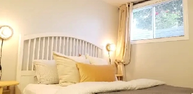Spacious Bedroom for Rent - Chambre spacieuse à coucher à louer Image# 1