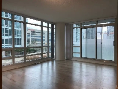 SPACIOUS 1 BEDROOM   DEN CORNER UNIT FOR RENT @ FRONT&SPADINA Image# 1
