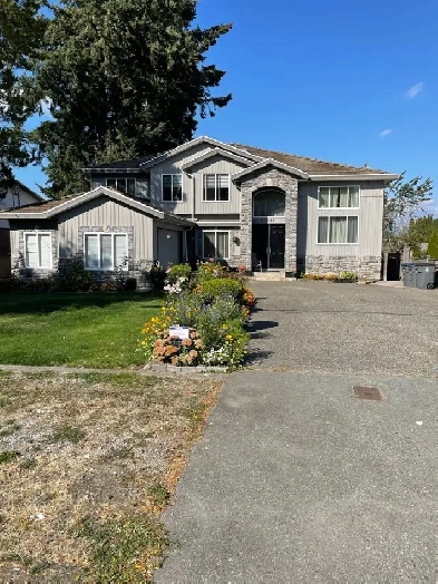 3 bedroom main floor suite with 2 full washrooms Image# 1