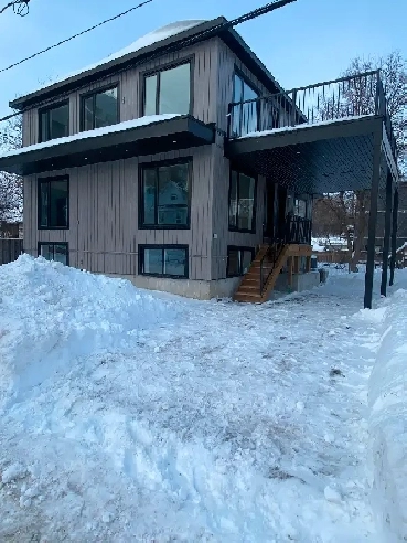 Luxury 2-Bedroom Apartment – Top Floor with Large Deck! Image# 1