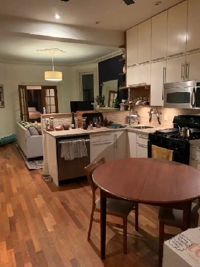 Kensington Market 1 Bedroom   Den Apt - Victorian Style House Image# 1