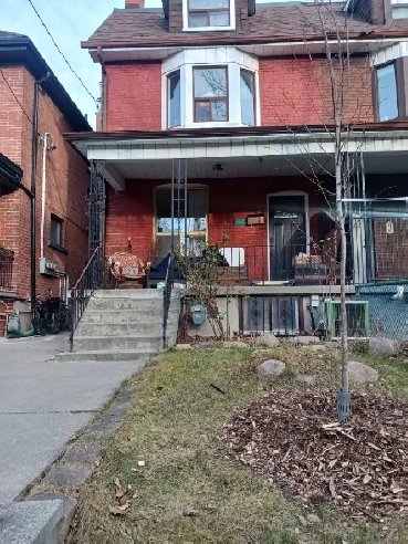 1 bedroom basement College/Grace Image# 1