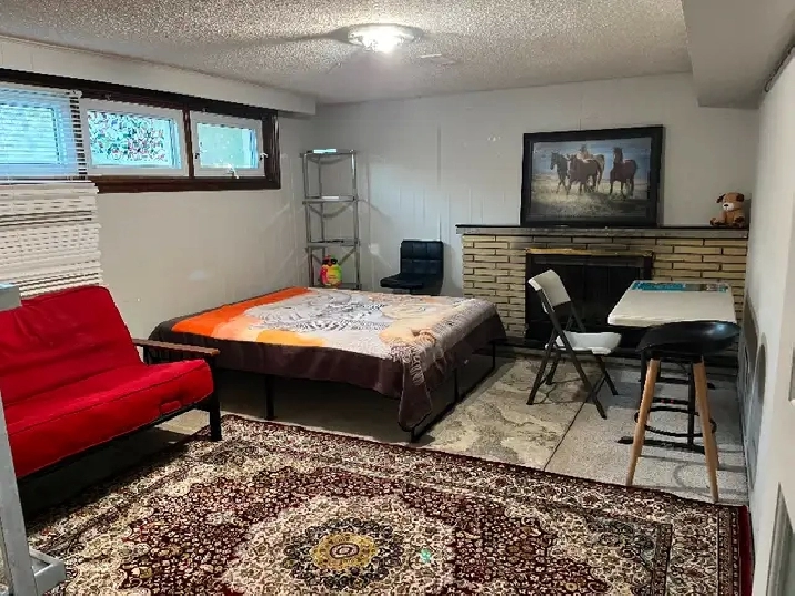 PRIVATE LARGE ROOM -1 min TO PLAZA/BUS AT BATHURST AND STEELES in City of Toronto,ON - Room Rentals & Roommates