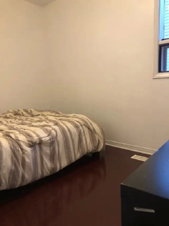 Bathurst Dundas one bedroom Available March 1st in City of Toronto,ON - Room Rentals & Roommates