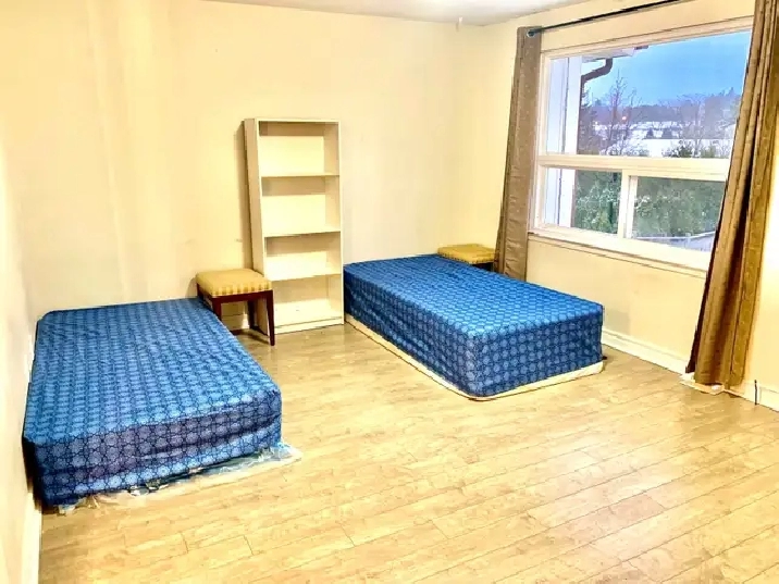 Huge Spacious Private room for two(Separate washroom & Car park) in City of Toronto,ON - Room Rentals & Roommates
