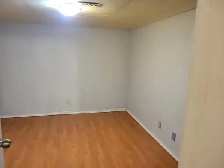 Large 2 ROOMS Basement Apt. Sep entrance and Laundry in City of Toronto,ON - Room Rentals & Roommates