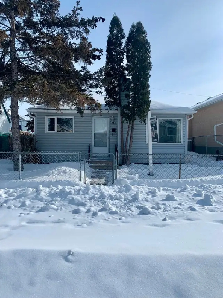 Cute 2 Bedroom Bungalow For Sale in Winnipeg,MB - Houses for Sale