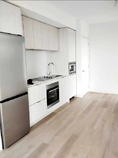 rooms in apartment Unit in mississauga near squareone Image# 1