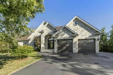 Custom bungalow on 1.1 acres of privacy! Image# 3