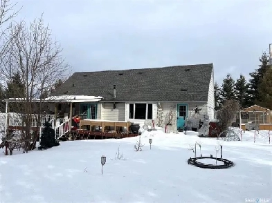 NEW LISTING  113 2nd Avenue SE, Dorintosh Image# 5