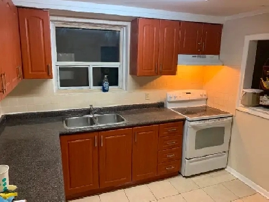 Reno'd 3 Bed Apt 1xPkg 1x4pc-bath 1150sf $2900  Toronto Image# 1