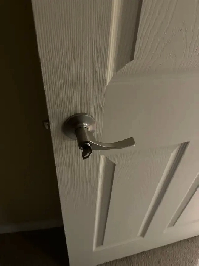 available now, furnished room in airdrie Image# 1