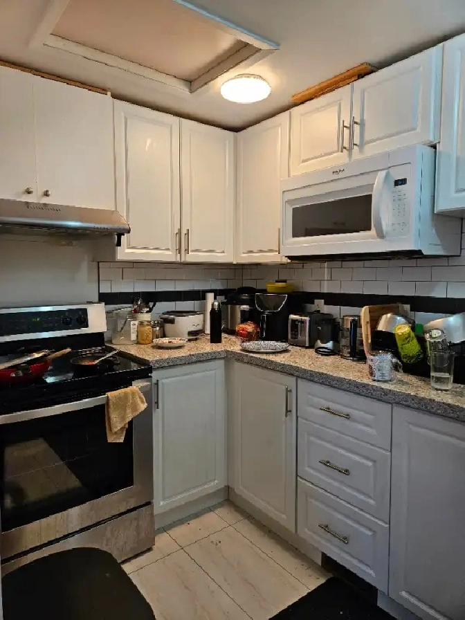 Cozy 3 BR Living RM unit kitchen parking separate entrance in City of Toronto,ON - Apartments & Condos for Rent