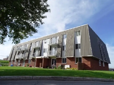 2 X 3½ POUR 1 MAI AU 775 CONTENT ET 810 CONTENT NIVEAU TERRASSE Image# 1