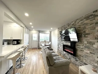 Très grand      3 1/2 en plus 1 petite chambre Image# 1