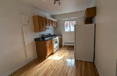 Beau très grand 3 ½ rénové, CDN, rue Kindersley, LIBRE Image# 1