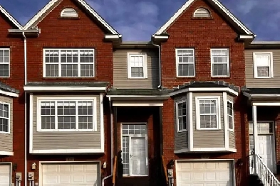 Move-in-ready townhouse in prestigious Portland Hills Image# 1