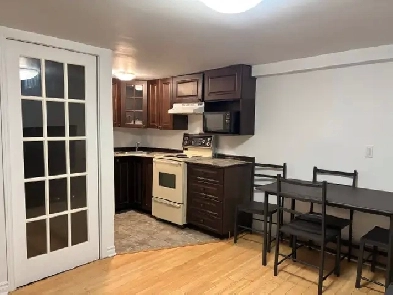 Beau grand 2 1/2, Vieux-Québec, frais peint ! Libre Image# 1