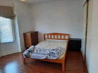 Large Master Bedroom - 2 blocks from TTC Stn. Furnished   Util Image# 1
