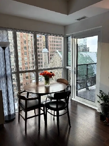 Couture Condo 1 Bedroom   Den - 100 Walk Score Image# 1