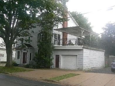 3-Level, 3-Bedroom, 2.5-Bathroom in Peninsula Halifax Image# 1