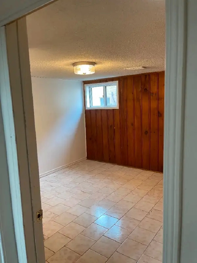 Bedroom available in Basement Apartment in City of Toronto,ON - Apartments & Condos for Rent