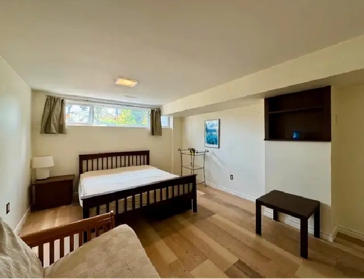 Furnished large bright room for Single working male $1,150 month in City of Toronto,ON - Room Rentals & Roommates